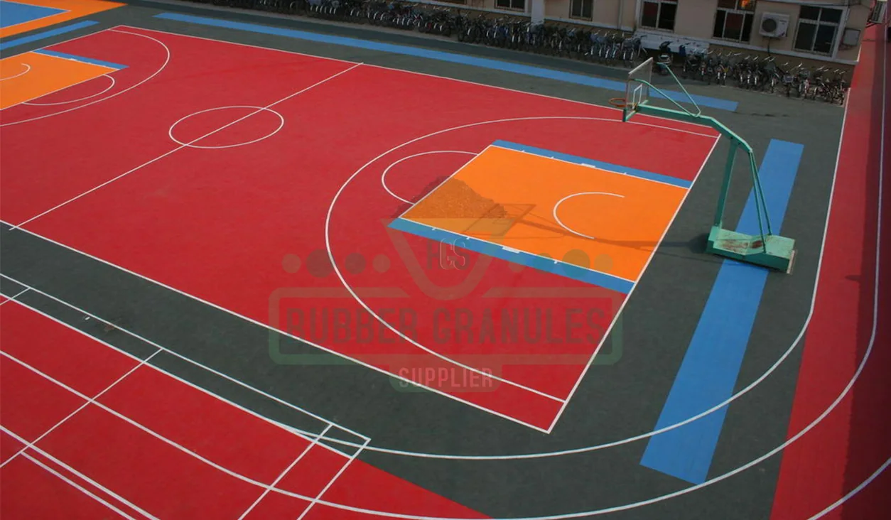 Pista exterior de baloncesto con suelo de caucho