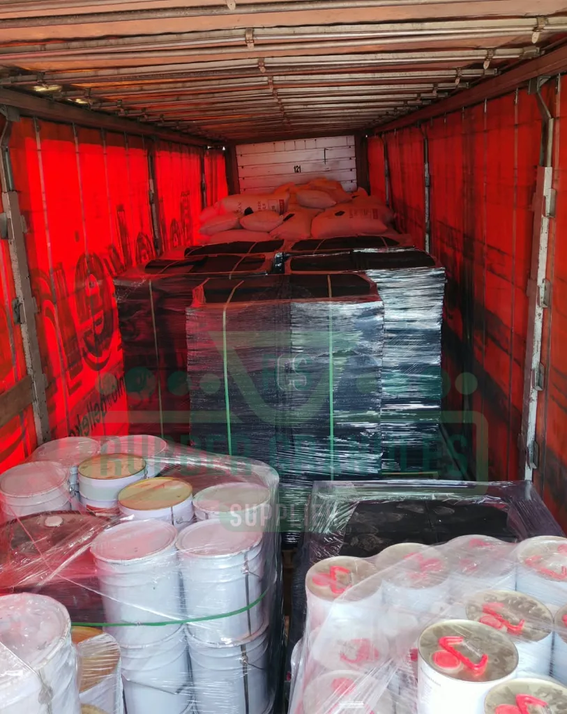 Carga de productos de suelos de caucho para exportación
