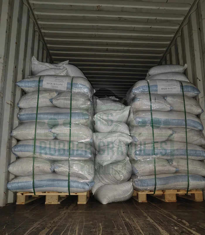 Gránulos de caucho preparados en contenedor para exportación desde Egipto