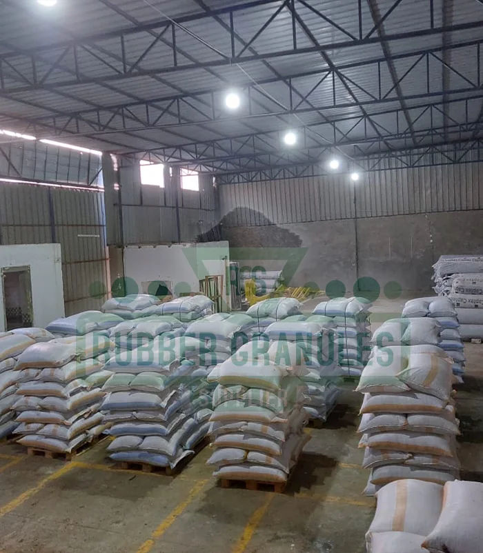 Almacén de productos de caucho en la fábrica