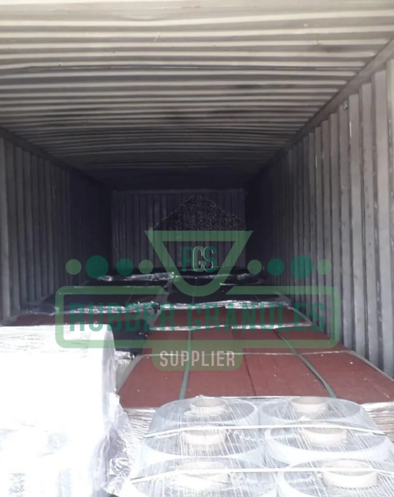 Losetas de caucho cargadas en contenedor de exportación
